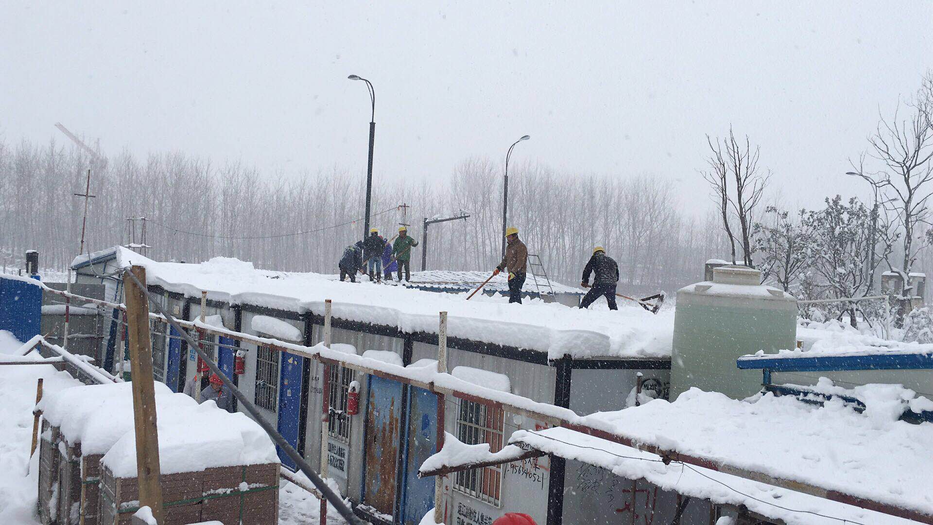 工棚屋頂除雪.jpg
